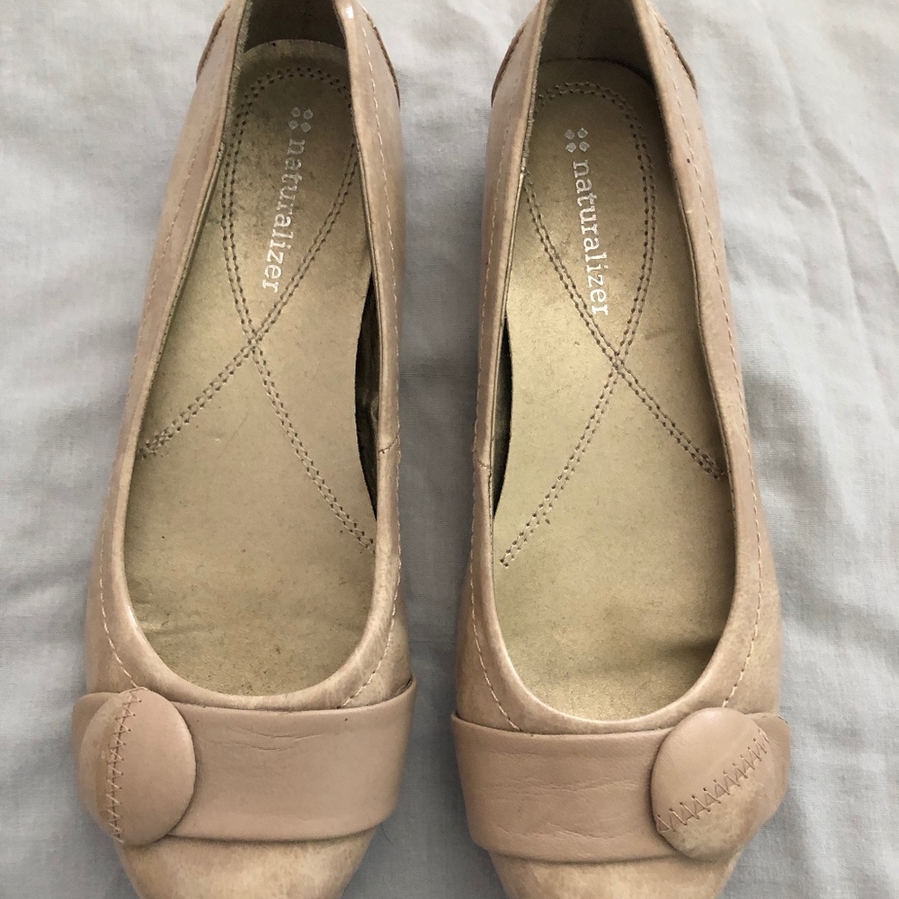 Naturalizer tan flats, size 7M